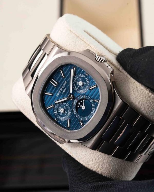 Pate_ek philippe Nautilus Chronograph silver blue