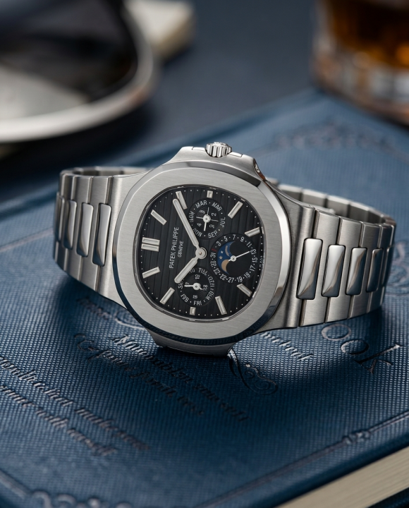 Pate_ek philippe Nautilus Chronograph silver Black