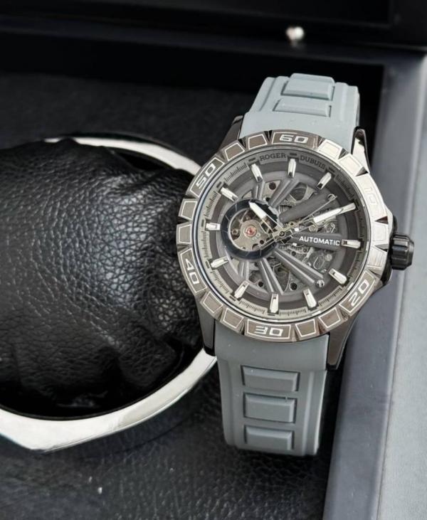 Roger Dubuis Skeleton Automatic ( Back open )