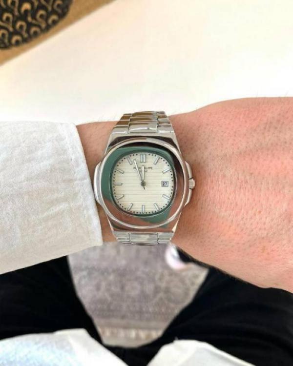 Patek Philipp Nautilus Quartz (Silver White)