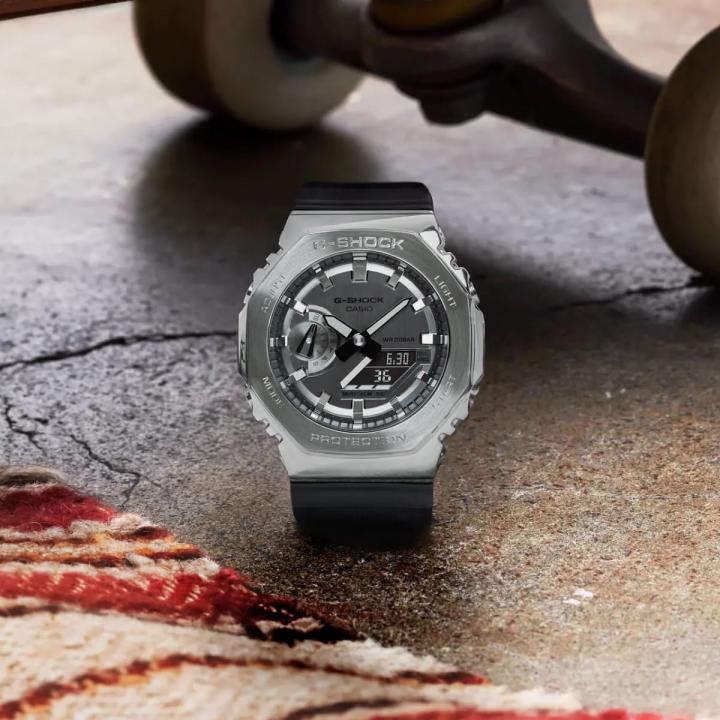 Casio g shock gm2100 black silver Black