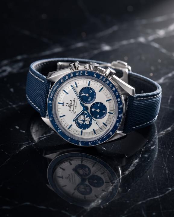 Omegg_a Speedmaster Silver Snoopy