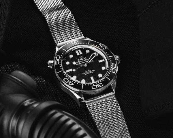 Omegg_a Seamaster Diver 300 Automatic silver Black white niddle
