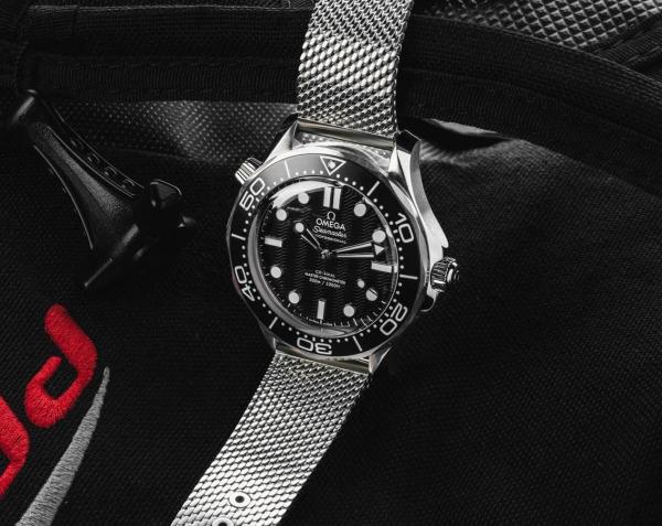 Omegg_a Seamaster Diver 300 Automatic silver Black white niddle