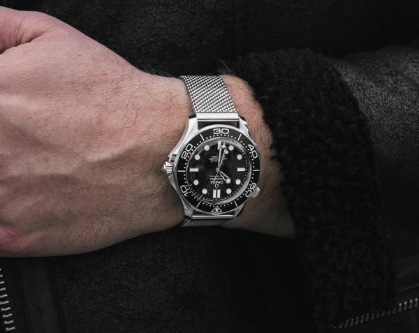 Omegg_a Seamaster Diver 300 Automatic silver Black white niddle