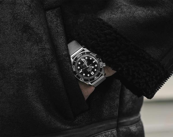 Omegg_a Seamaster Diver 300 Automatic silver Black white niddle