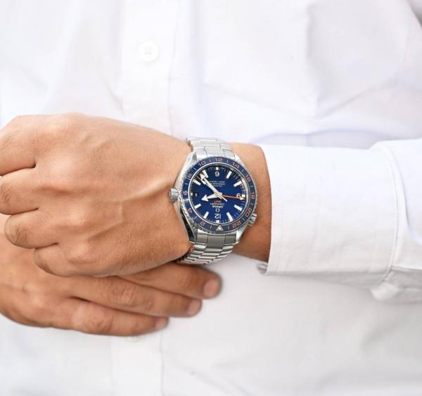 Omegg_a Seamaster Planet Ocean 600M silver blue and red