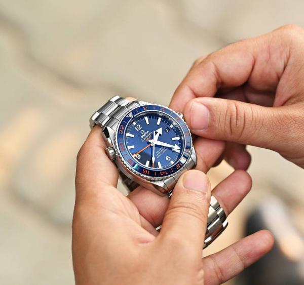 Omegg_a Seamaster Planet Ocean 600M silver blue and red