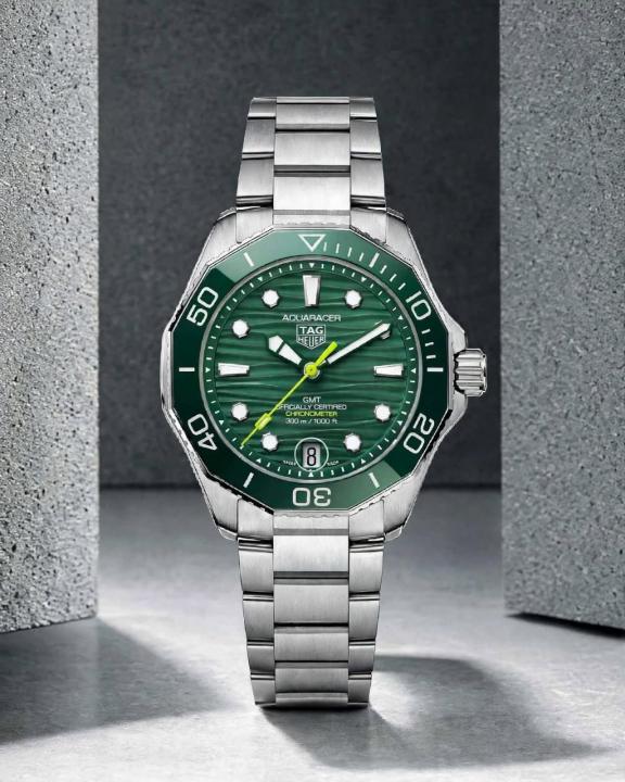 Tag_g Aquaracer Professional 200 Date Automatic Taitanum mate zik zake line silver green
