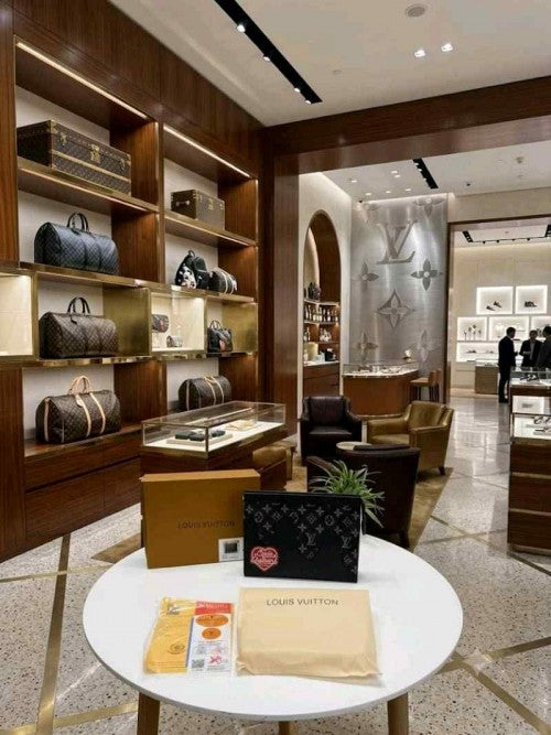 Louiis vuitton lv PREMIUM LEATHER Toiletry Messenger Pouch WITH OGBOX CARDS DUSTBAG TAGS ETC model