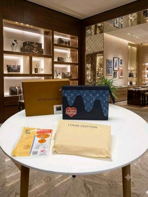 Louiis vuitton lv PREMIUM LEATHER Toiletry Messenger Pouch WITH OGBOX CARDS DUSTBAG TAGS ETC