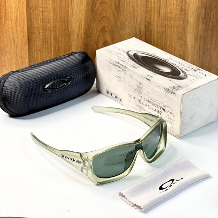 Oakle 825 matt green
