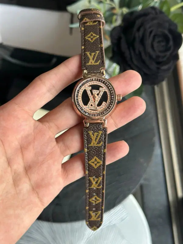 LOIUS VUTTON WATCH FOR HER 1027